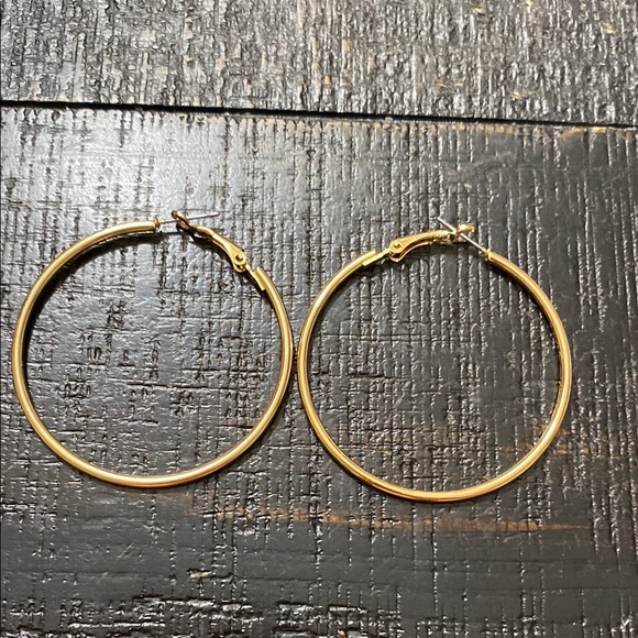 Jewelry - NWOT Gold Tone Hoop Pierced Earrings - Classic Thin Hoop for Women!